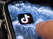 De app van TikTok op een smartphone