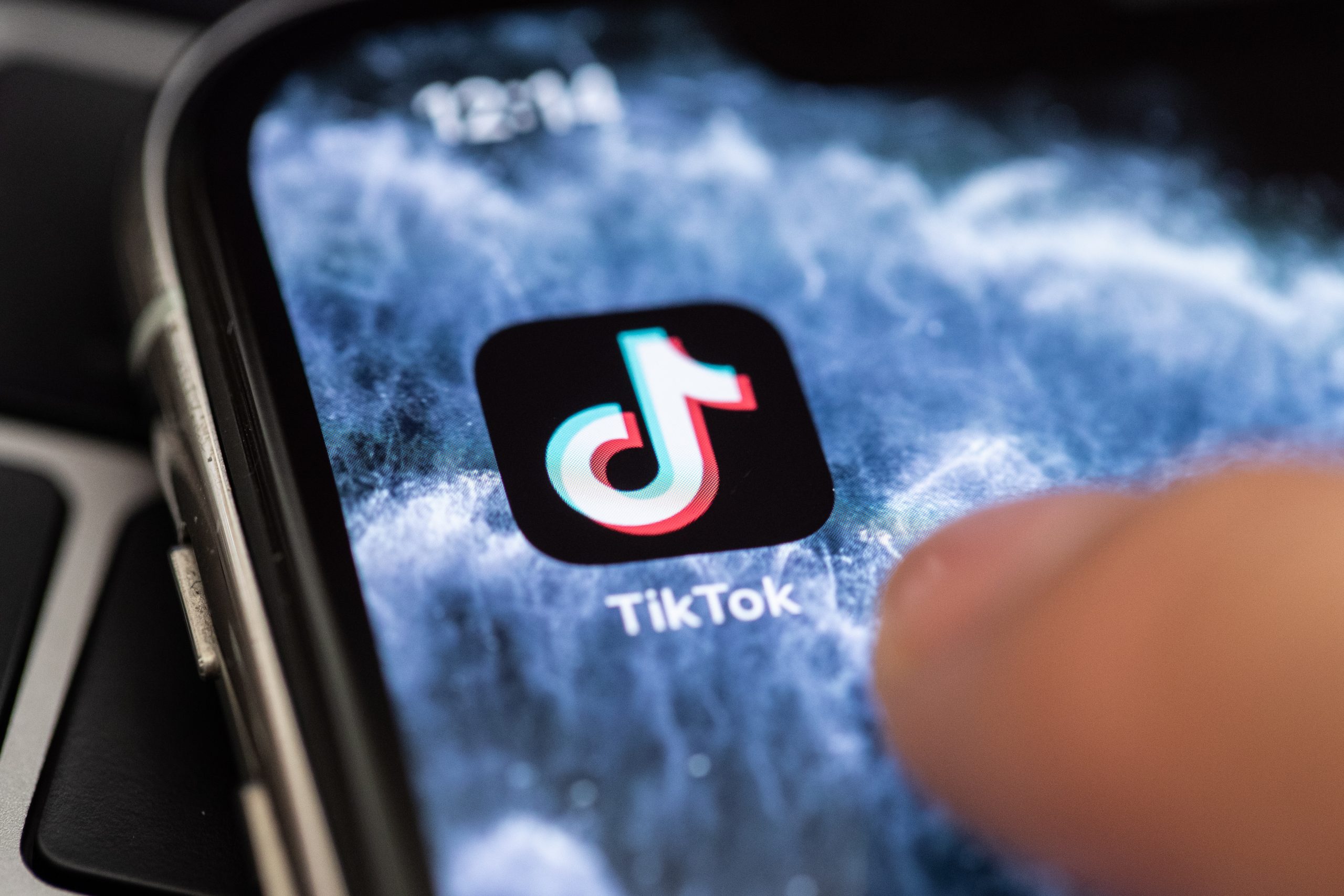 De app van TikTok op een smartphone