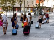 Het onderscheid tussen geel aan de ene kant en oranje/rood aan de andere kant wordt door werkgevers meegewogen in gevallen dat werknemers op vakantie vast komen te zitten vanwege een plaatselijke corona-uitbraak.