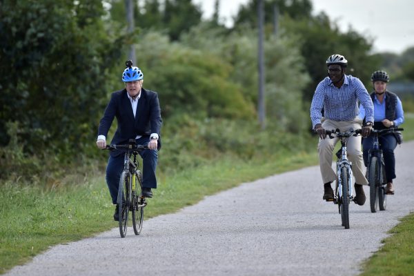 Boris Johnson op de fiets. Bron: Reuters Boris Johnson op de fiets. Bron: Reuters