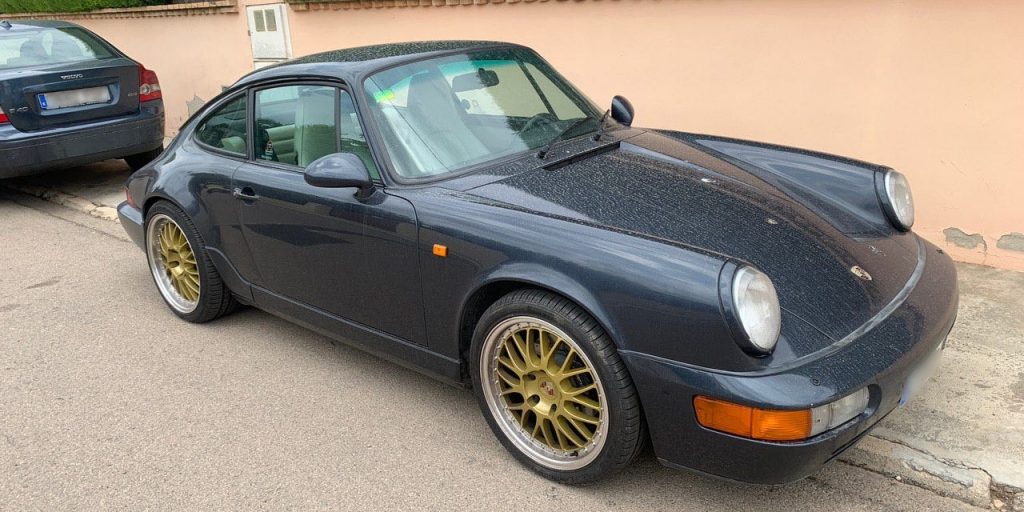 Afgelopen zondag stalen twee personen in de Spaanse stad Benicassim een Porsche 911 Carrera 2. De dieven waren zich er niet van bewust dat de Porsche geparkeerd stond naast een Tesla Model 3 die werkte met de Sentry Mode