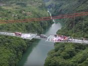 De glazen brug over de Lianjiang-rivier in China met 526 meter officieel de langste glazen brug ter wereld.