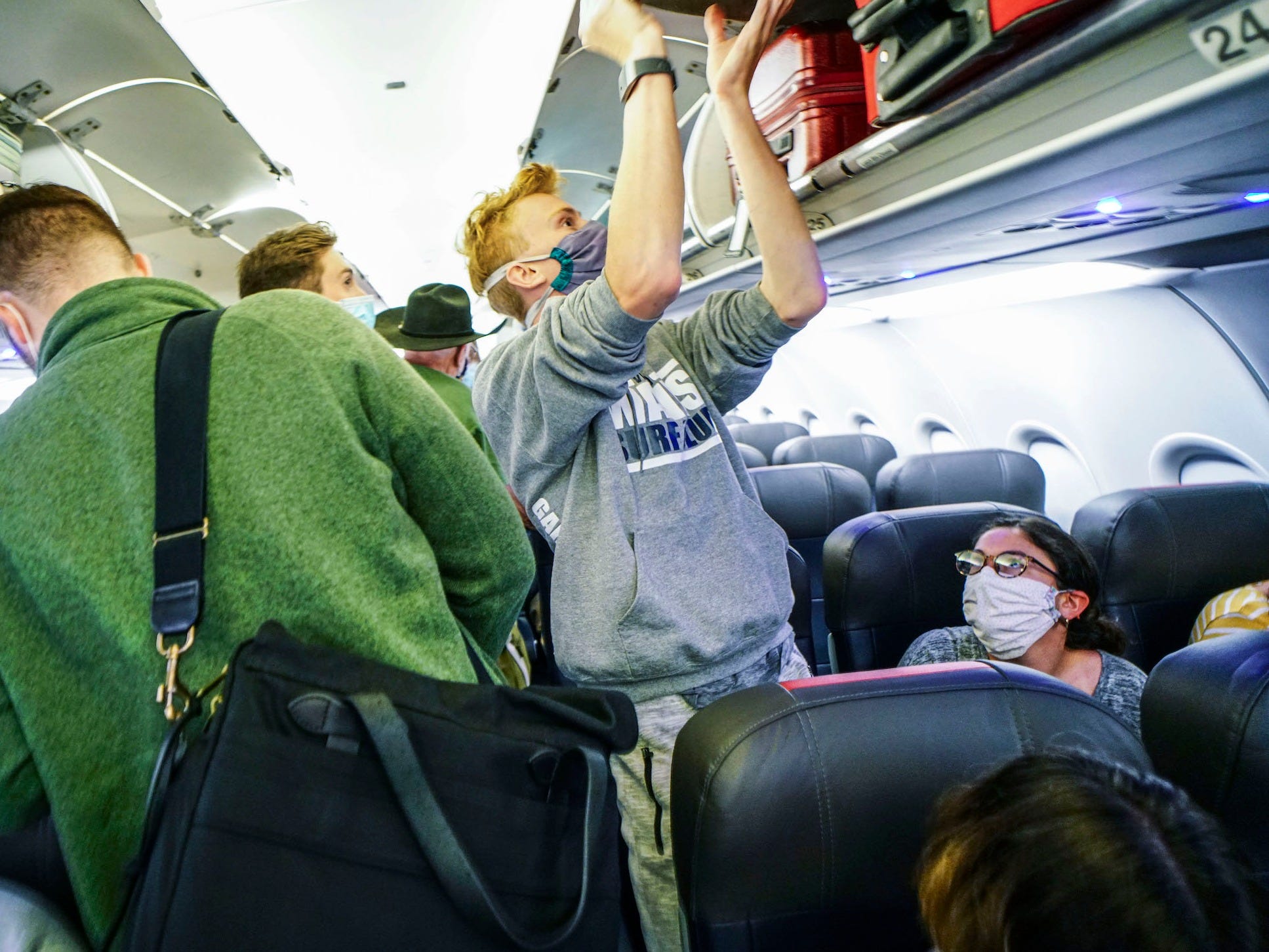 Люди сидят в самолете. Самолет. Люди в самолете. Неудобные места в самолете. Места пассажиров в самолете.
