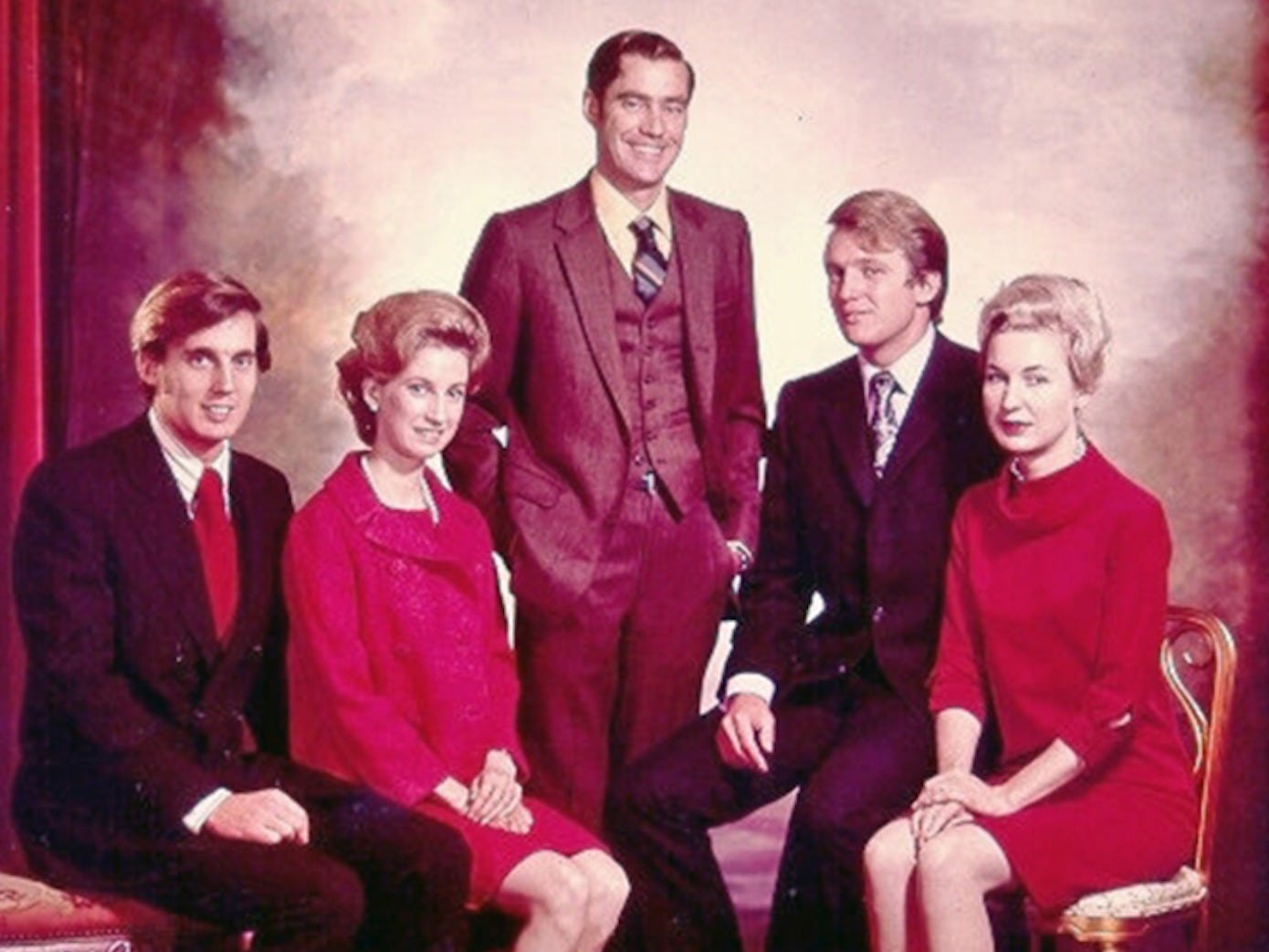 Foto: De broers en zussen van Donald Trump (tweede van rechts) met naast hem Maryanne. Bron: Trump Campaign