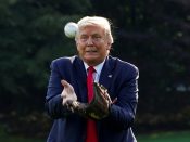 Donald Trump vangt een honkbal