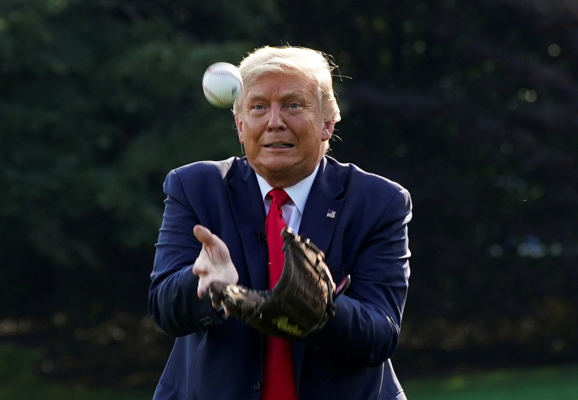 Donald Trump vangt een honkbal