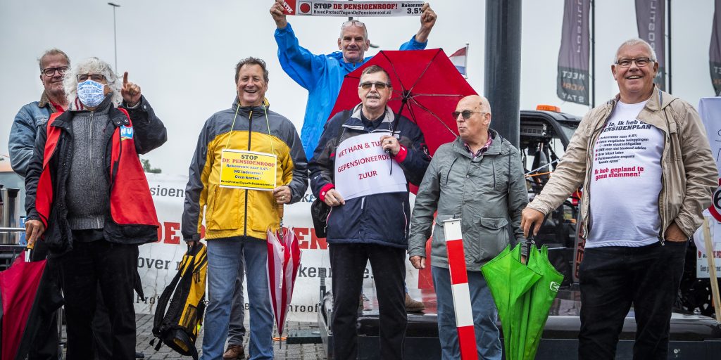 Een kleine groep boze FNV-leden protesteert voorafgaand aan de vergadering van het ledenparlement tegen de hervorming van het pensioenstelsel.