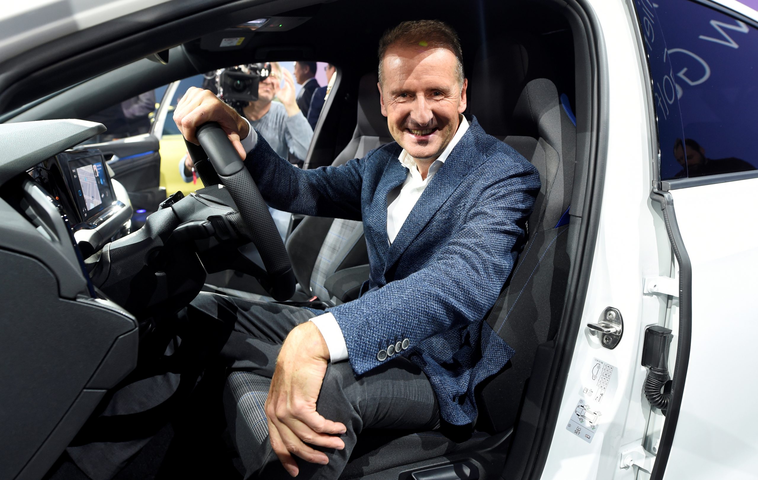 Foto: Volkswagen-topman Herbert Diess presenteerde de nieuwe Golf 8 in oktober 2019. Bron: REUTERS/Fabian Bimmer