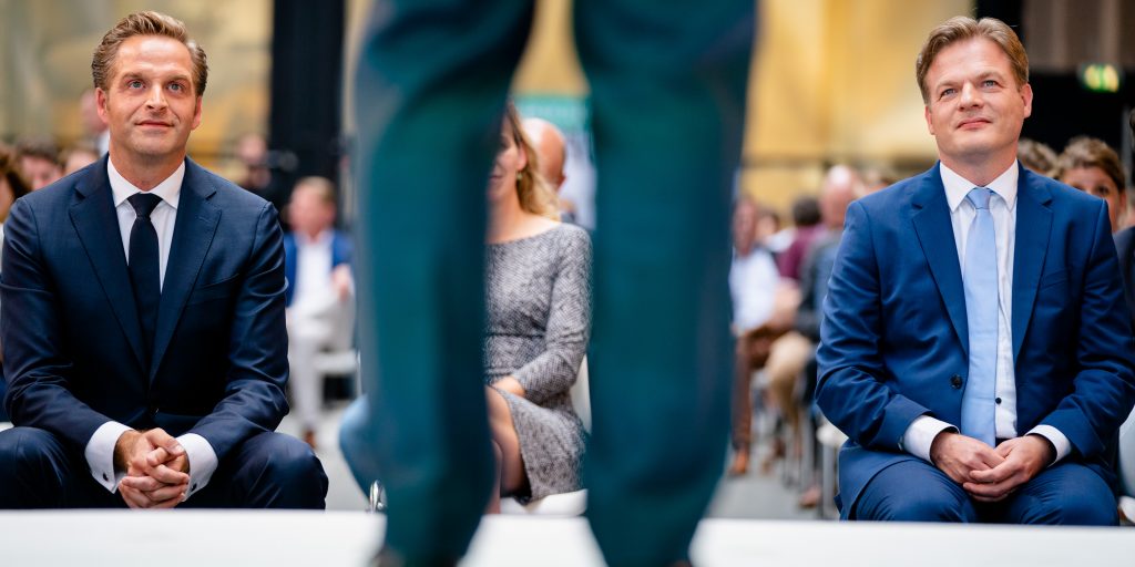 Minister Hugo de Jonge van Volksgezondheid, Welzijn en Sport (CDA) en Pieter Omtzigt (CDA) tijdens de bekendmaking van de eerste stemmingsronde voor de lijsttrekkersverkiezing van het CDA.