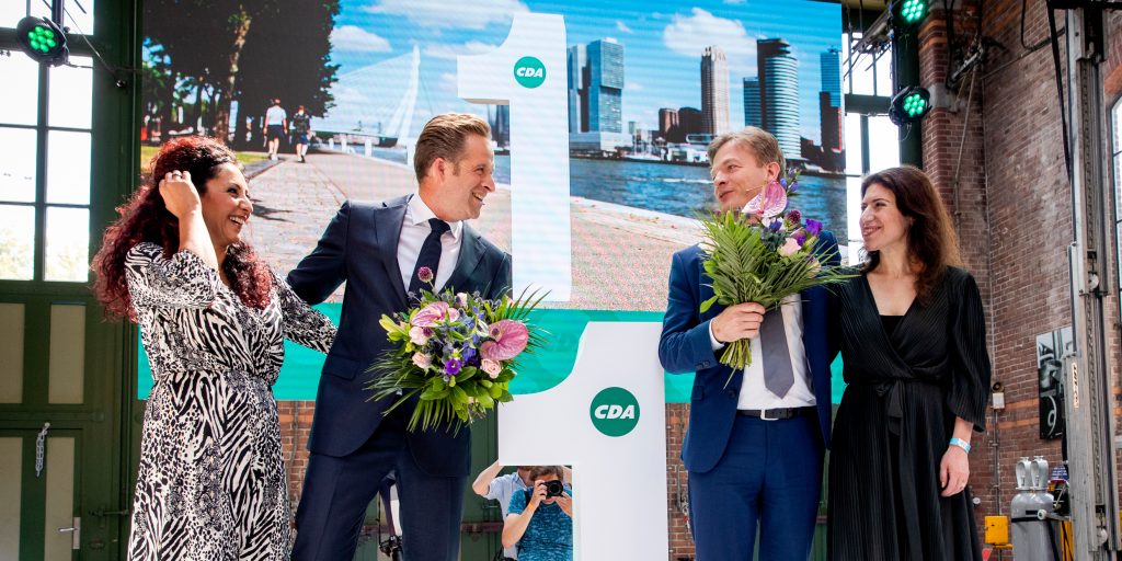 Minister Hugo de Jonge van Volksgezondheid, Welzijn en Sport (CDA) en Pieter Omtzigt (CDA) en hun partners tijdens de bekendmaking van de uitslag van de tweede stemronde om het lijsttrekkerschap van het CDA.