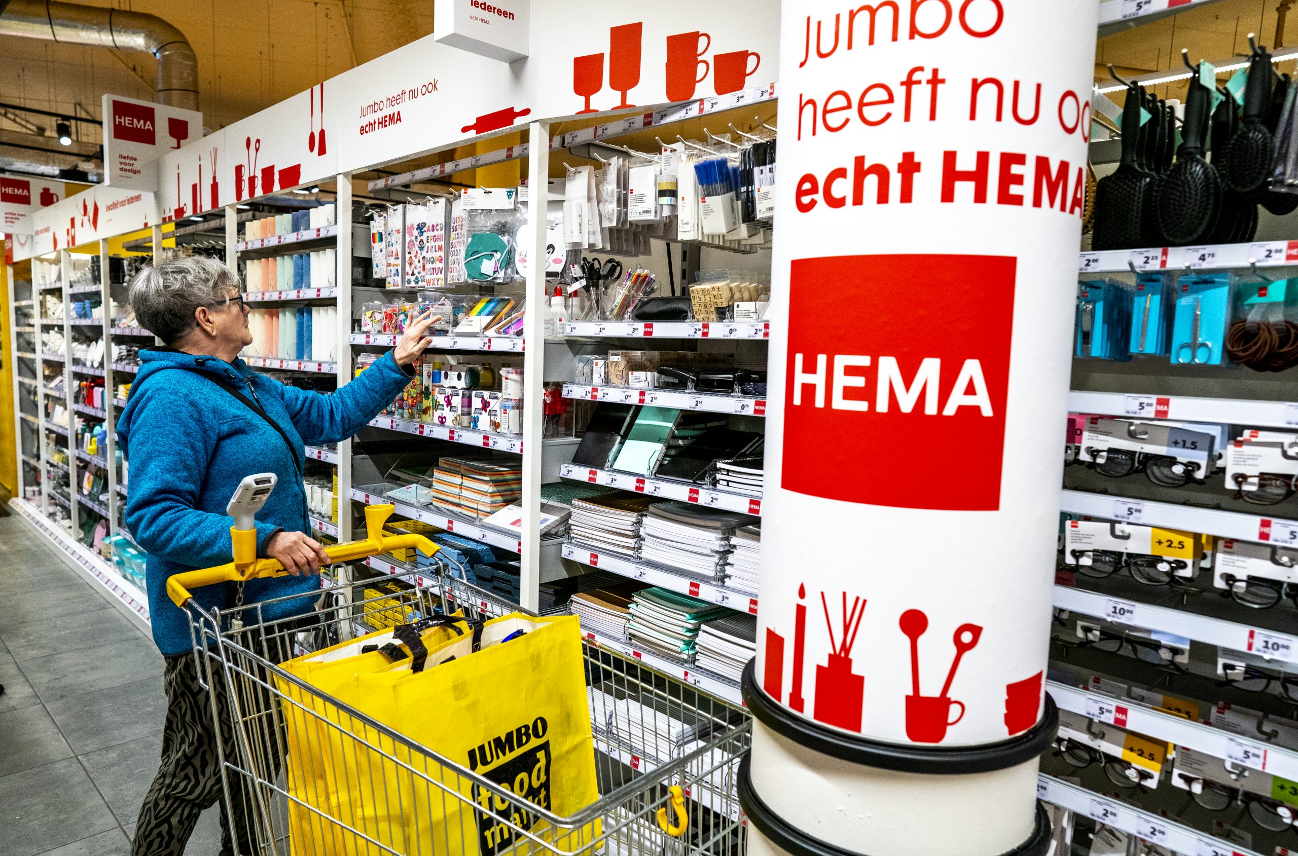 Foto: Een HEMA-schap bij een Jumbo-vestiging in Den Haag. Bron: ANP/Jerry Lampen