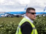 Een vliegtuig van KLM op Schiphol tijdens de coronacrisis