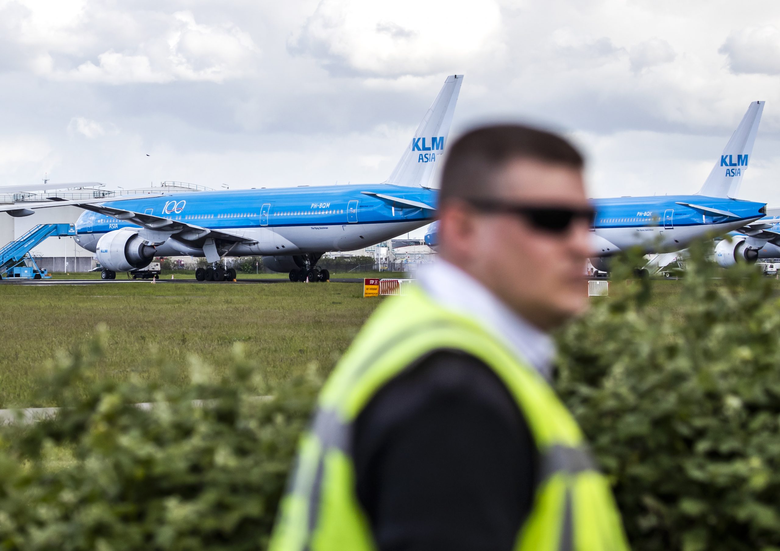 Een vliegtuig van KLM op Schiphol tijdens de coronacrisis