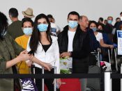 Mensen met mondkapjes tegen het coronavirus