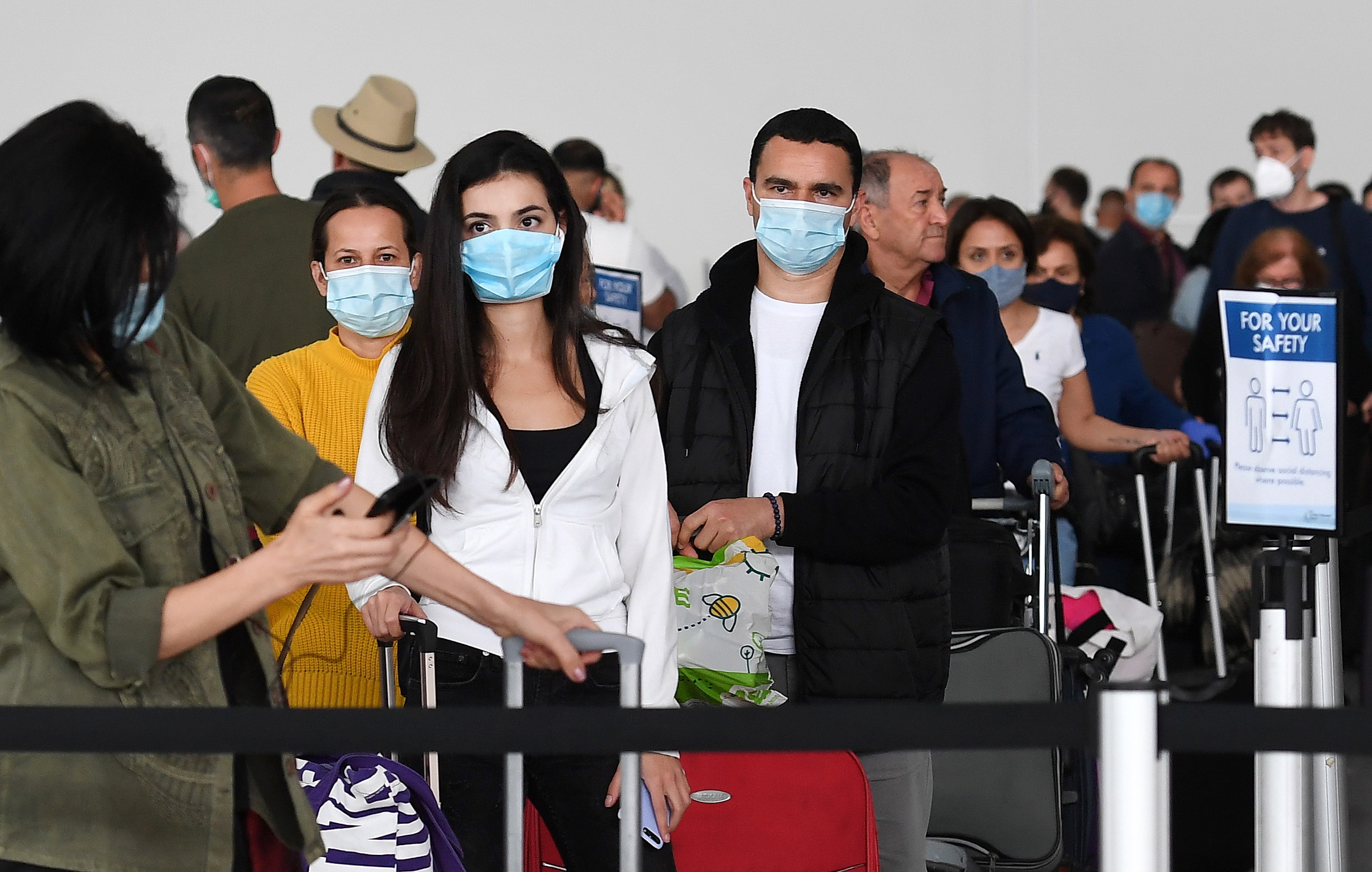Mensen met mondkapjes tegen het coronavirus