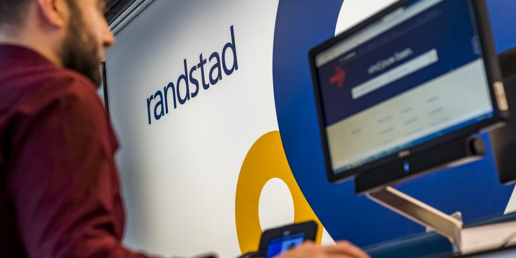 Een medewerker van uitzendbureau Randstad.