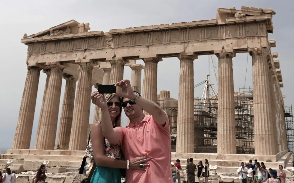 Foto: Toeristen maken een selfie in Griekenland. Bron: EPA