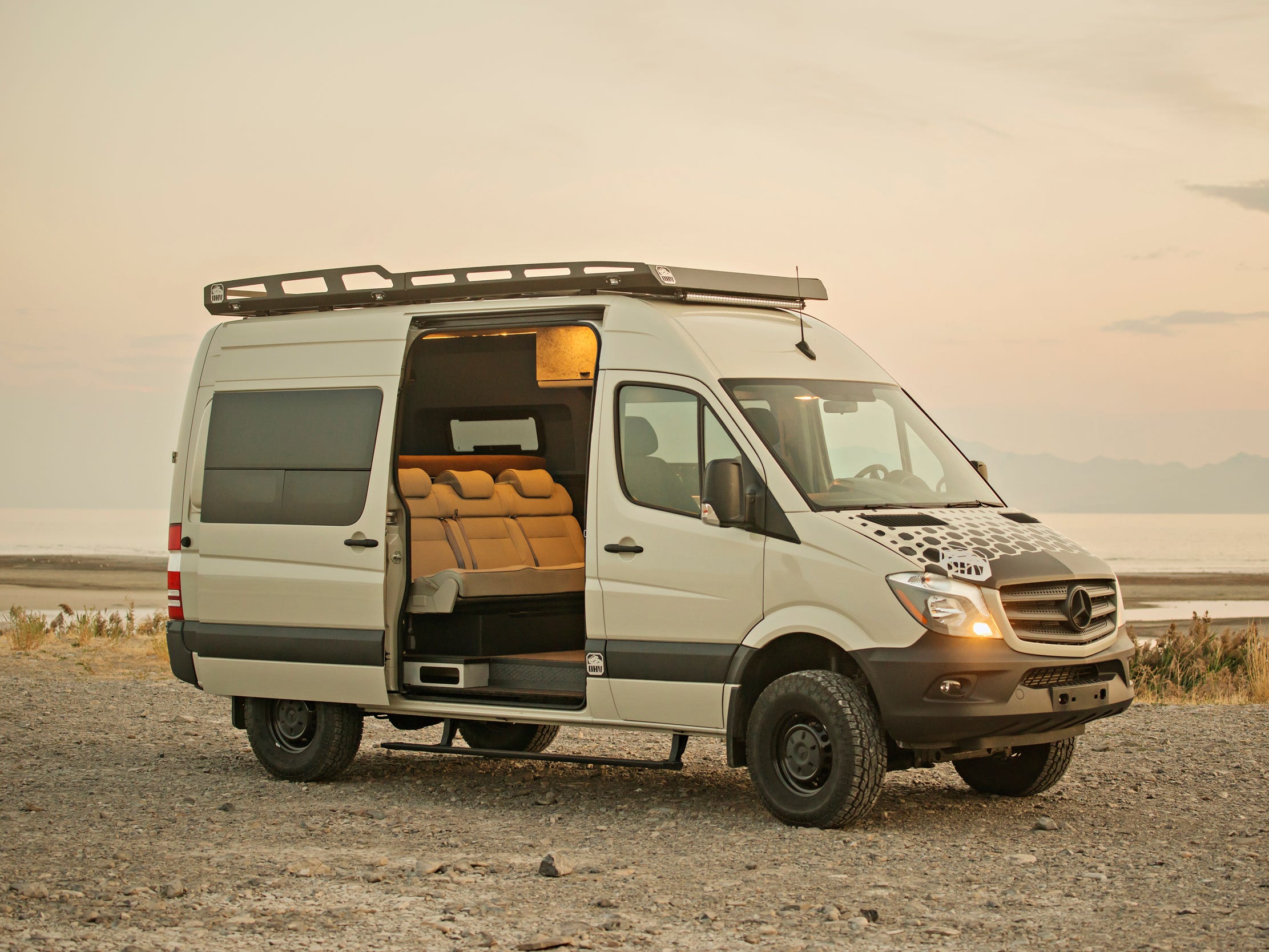 Het Amerikaanse bedrijf Off Highway Van uit Salt Lake City specialiseert zich in het ombouwen van bestelbusjes tot campers. Deze zomer bleek de Doc Holiday, zeer gewild: een Mercedes-Benz Sprinter die is omgebouwd tot een camper voor families. 