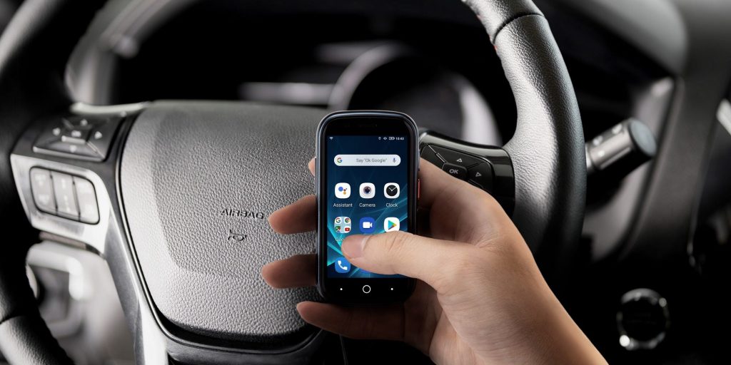 De Jelly 2 heeft het formaat van een bankpasje, maar kan alles wat een normale telefoon ook kan.