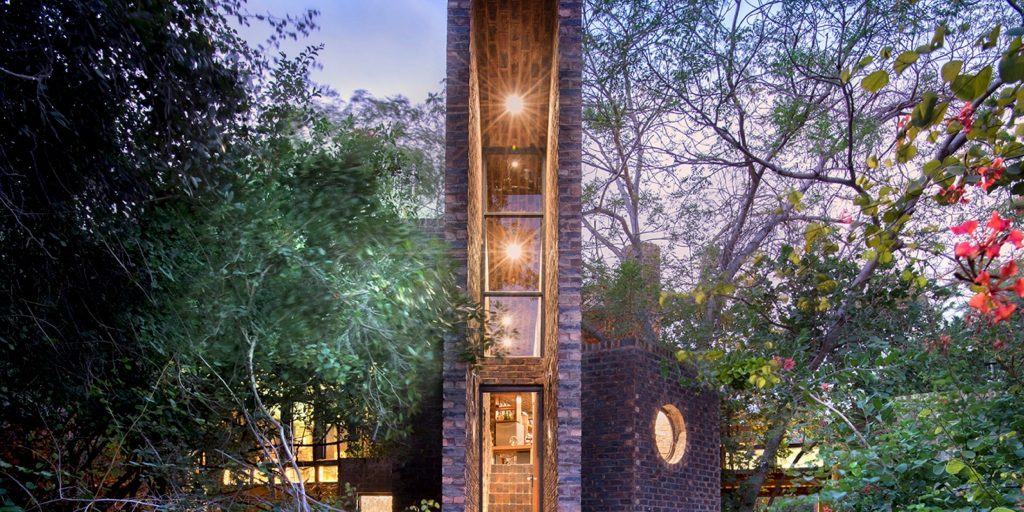 Het in Johannesburg gevestigde bureau Frankie Pappas ontwierp het huis in opdracht van de bewoners dusdanig dat het omringende bos en de zandstenen heuvels intact bleven.