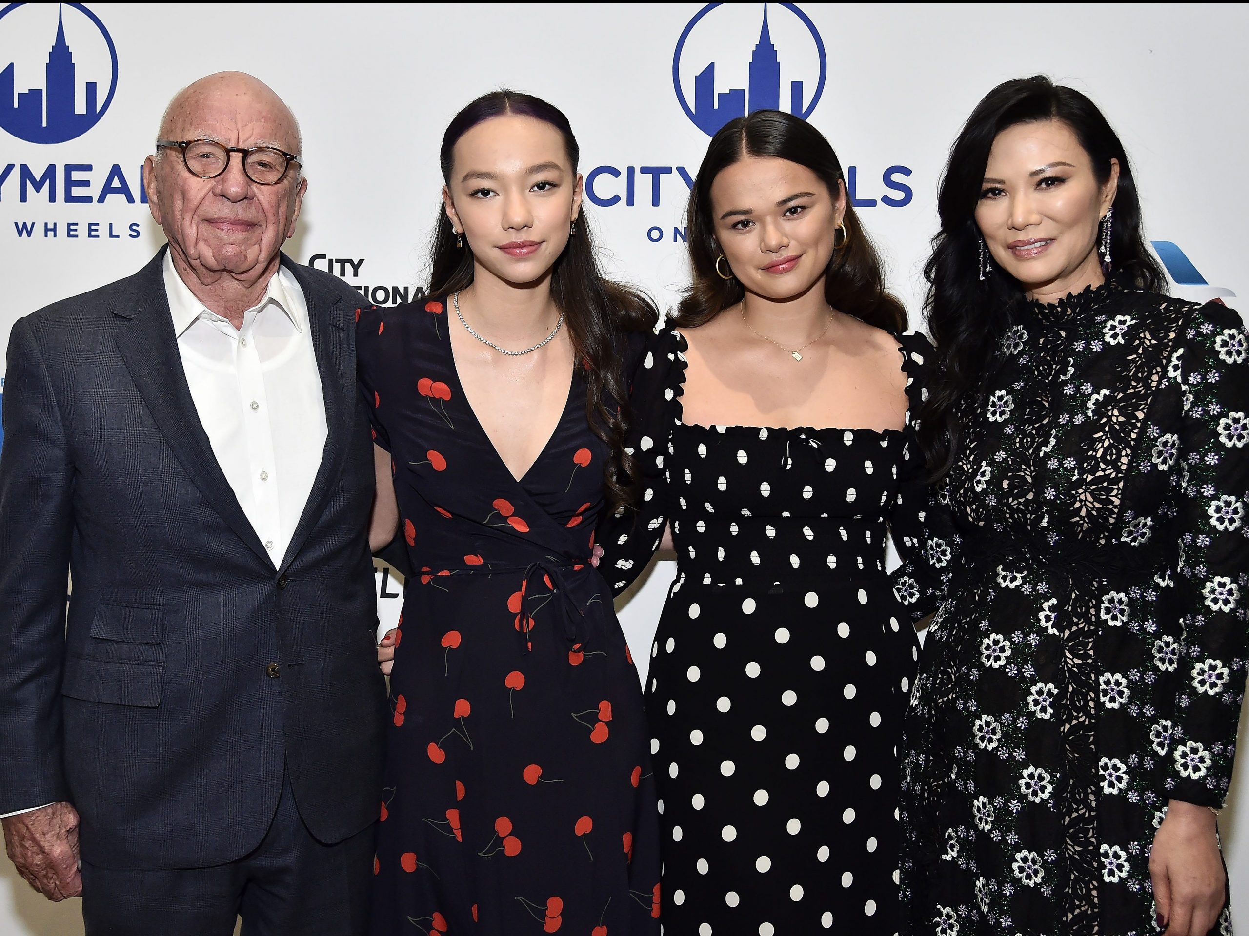 Rupert Murdoch met dochters Grace en Chloe, samen met zijn derde vrouw Wendi Deng. November 2019. Foto: Steven Ferdman/Getty Images