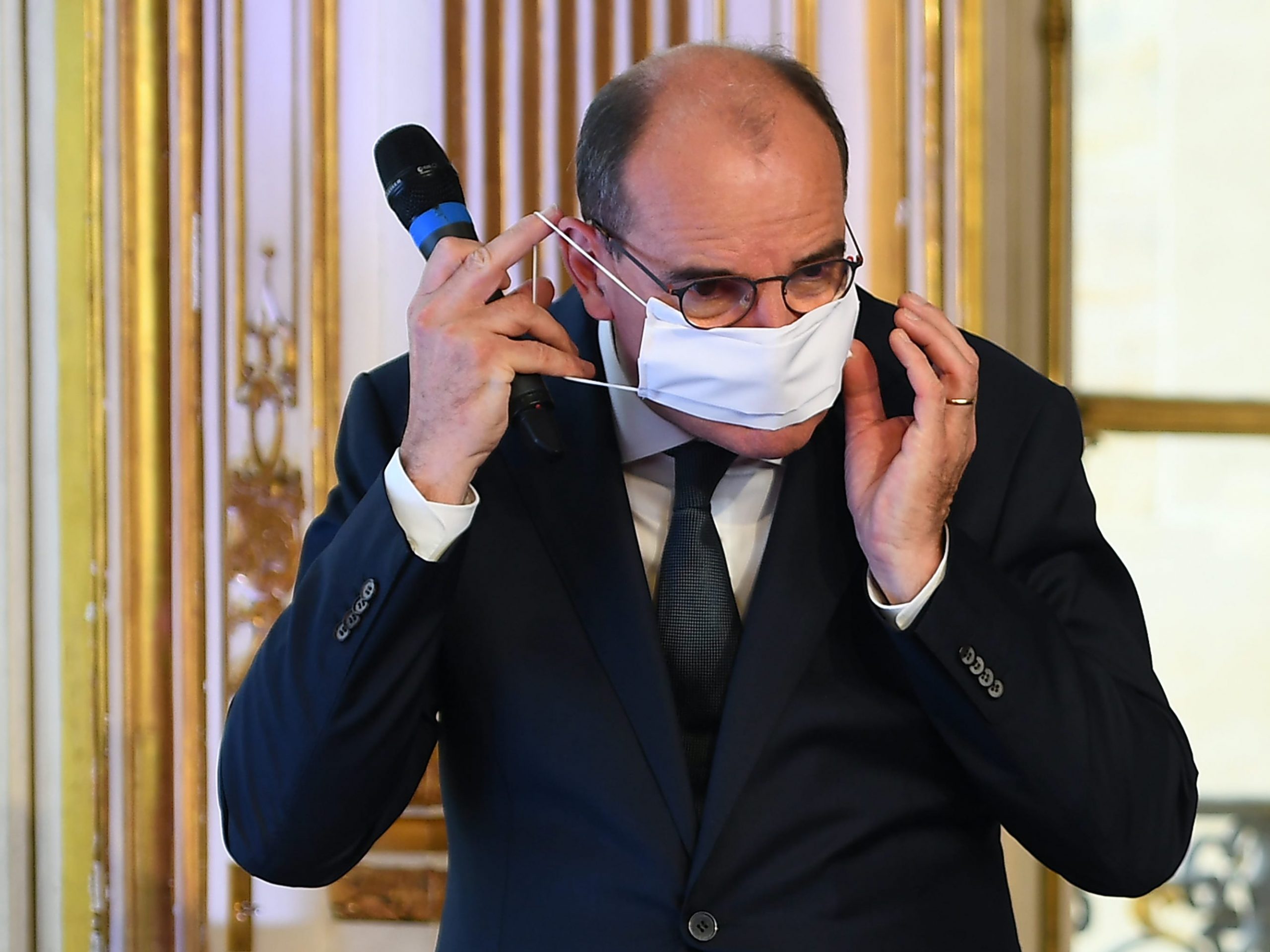 De Franse premier Jean Castex kondigde onlangs aan dat mondkapjes in binnenruimtes weer verplicht zijn in Parijs. Foto: Christophe Archambault/AFP