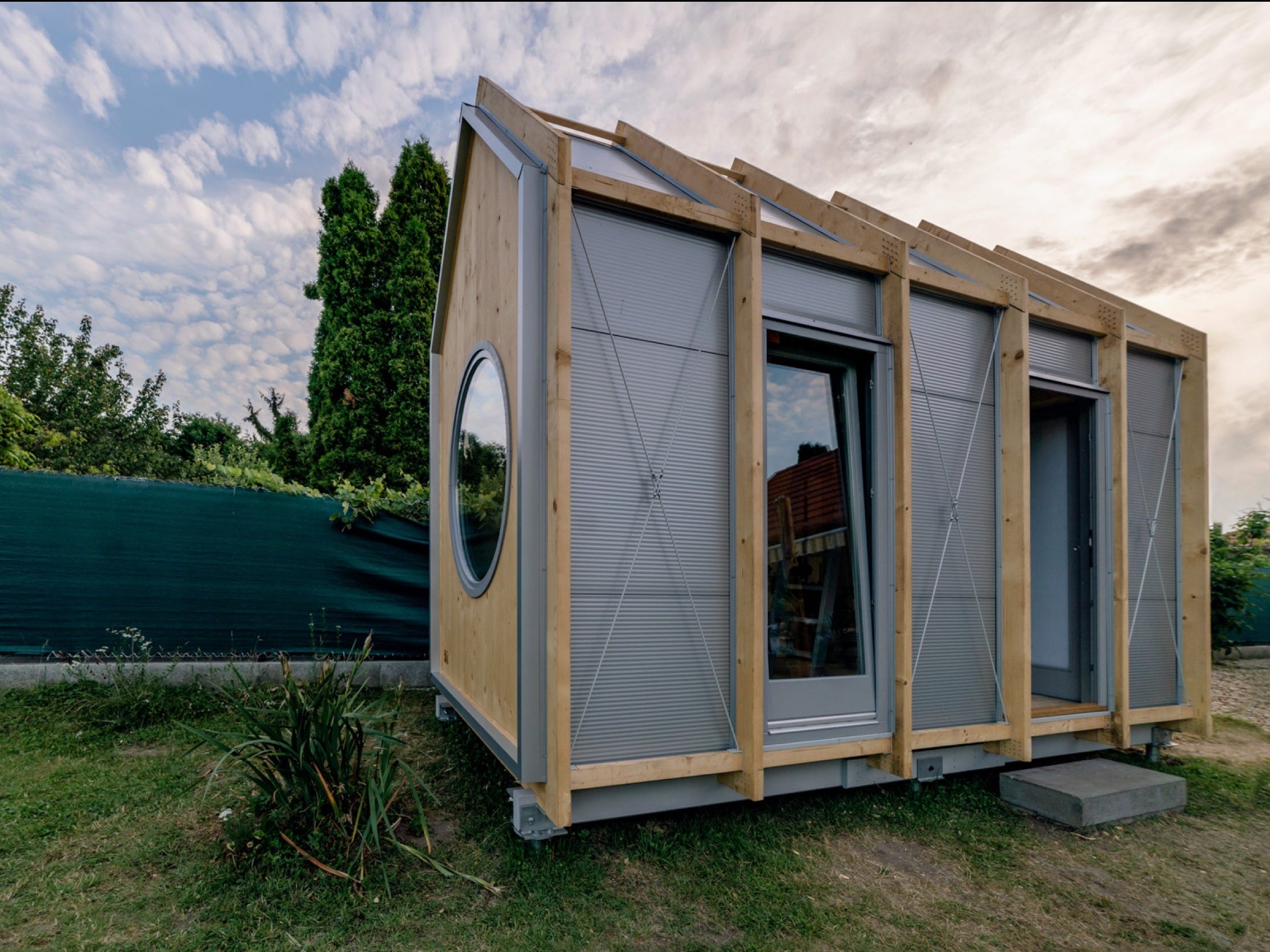 Omgeving Elektropositief Integreren Dit tiny house van nog geen €10.000 zet je als een IKEA-pakket in elkaar