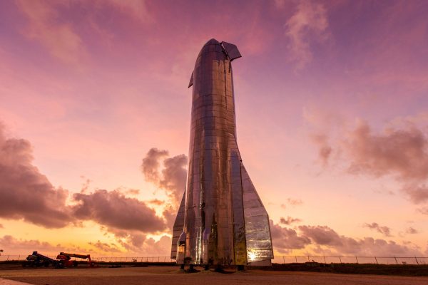 Starship Mark 1 (MK1) in september 2019. De romp van het voertuig brak later tijdens een druktest. Bron: SpaceX Starship Mark 1 (MK1) in september 2019. De romp van het voertuig brak later tijdens een druktest. Bron: SpaceX