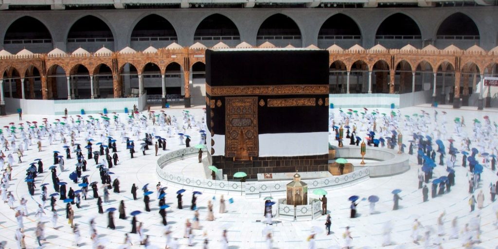 Bedevaartsgangers rond de heilige steen Kaäba in de Grote Moskee in Mekka.