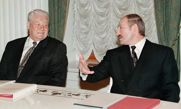 Alexandr Loekasjenko in 1999 met de toenmalige Russische president Boris Jeltsin. Foto: EPA Alexandr Loekasjenko in 1999 met de toenmalige Russische president Boris Jeltsin. Foto: EPA