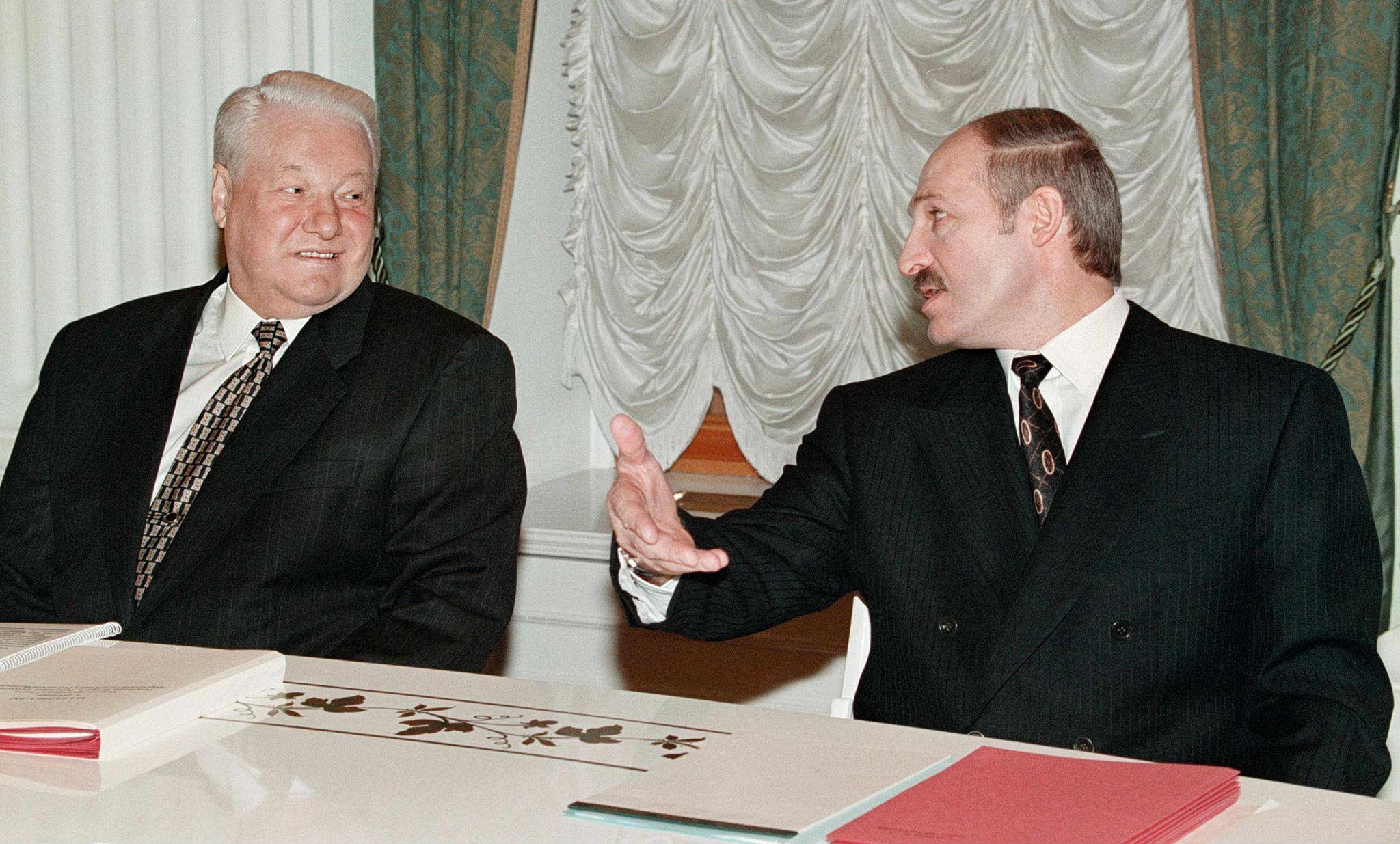 Aleksandr Loekasjenko in 1999 met de toenmalige Russische president Boris Jeltsin. Foto: EPA