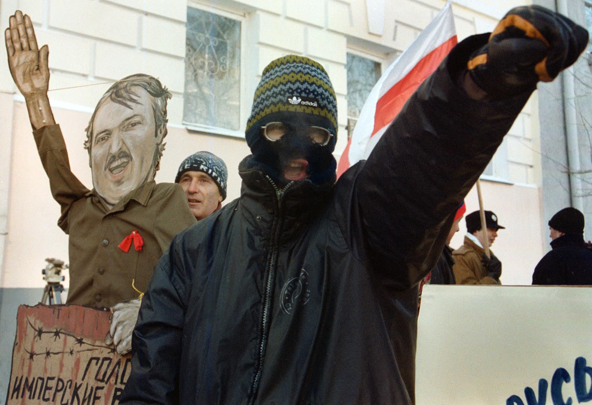 Aleksandr Loekasjenko afgebeeld als Hitler tijdens een demonstratie bij de Wit-Russische ambassade in Kiev in 1999. Foto: EPA/Sergei Supinsky