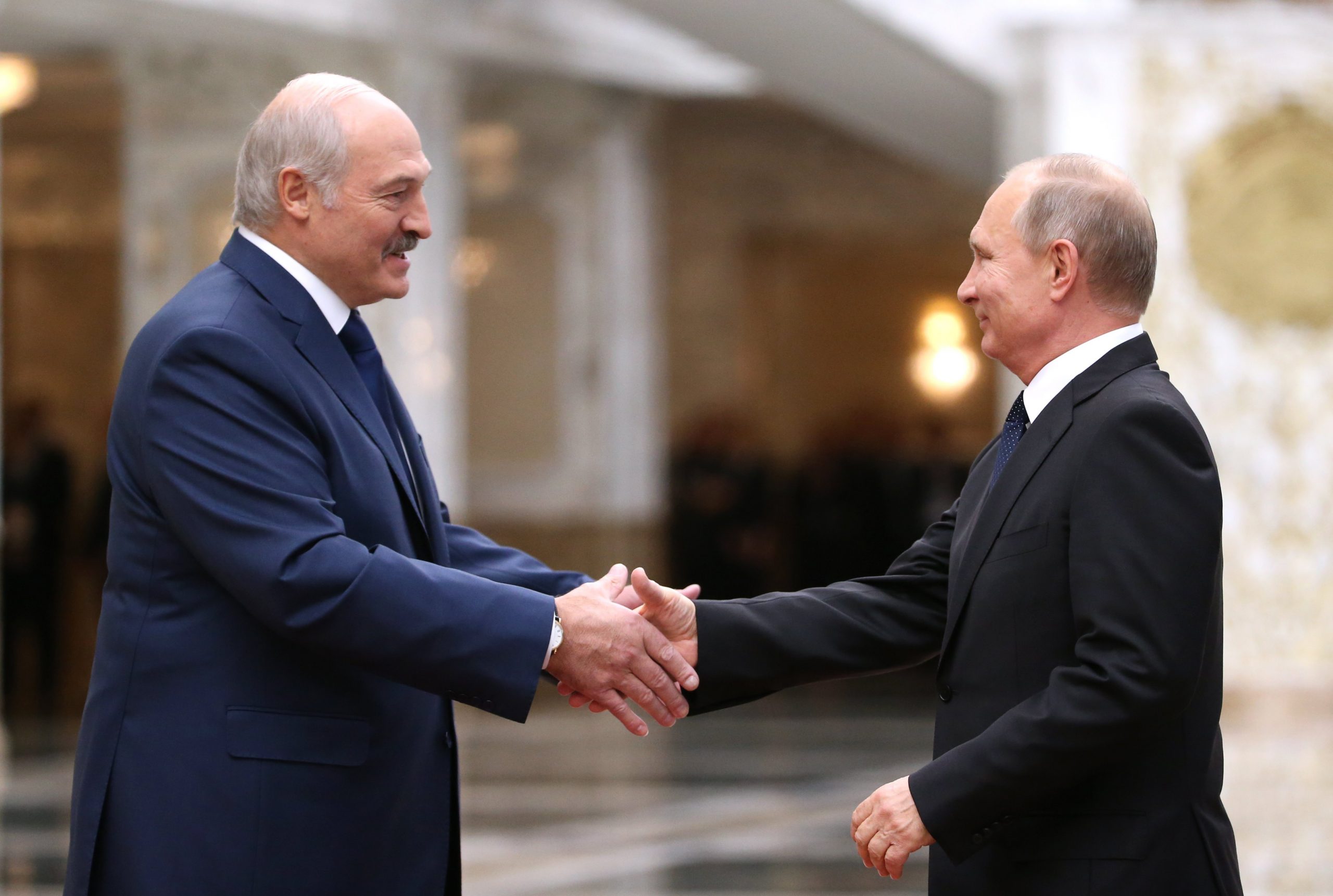 Aleksandr Loekasjenko verwelkomt de Russische president Vladimir Poetin in Minsk in 2017. Foto: EPA/Tatyana Zenkovich