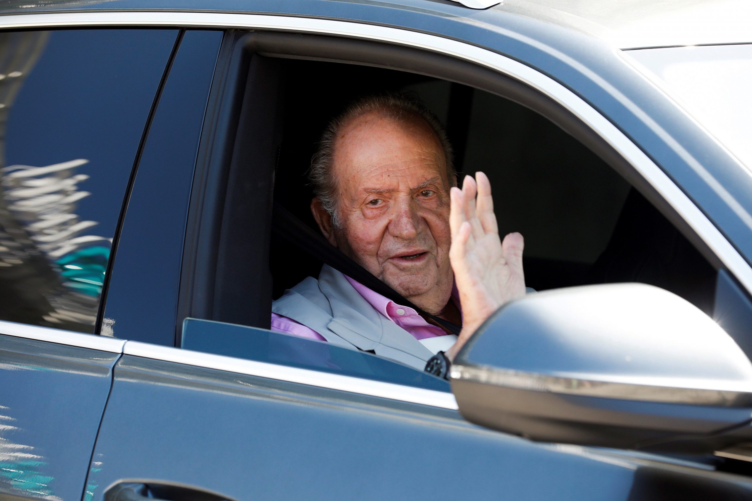 Voormalig koning Juan Carlos van Spanje bij het verlaten van het ziekenhuis in augustus 2019 na een drievoudige bypass-operatie.