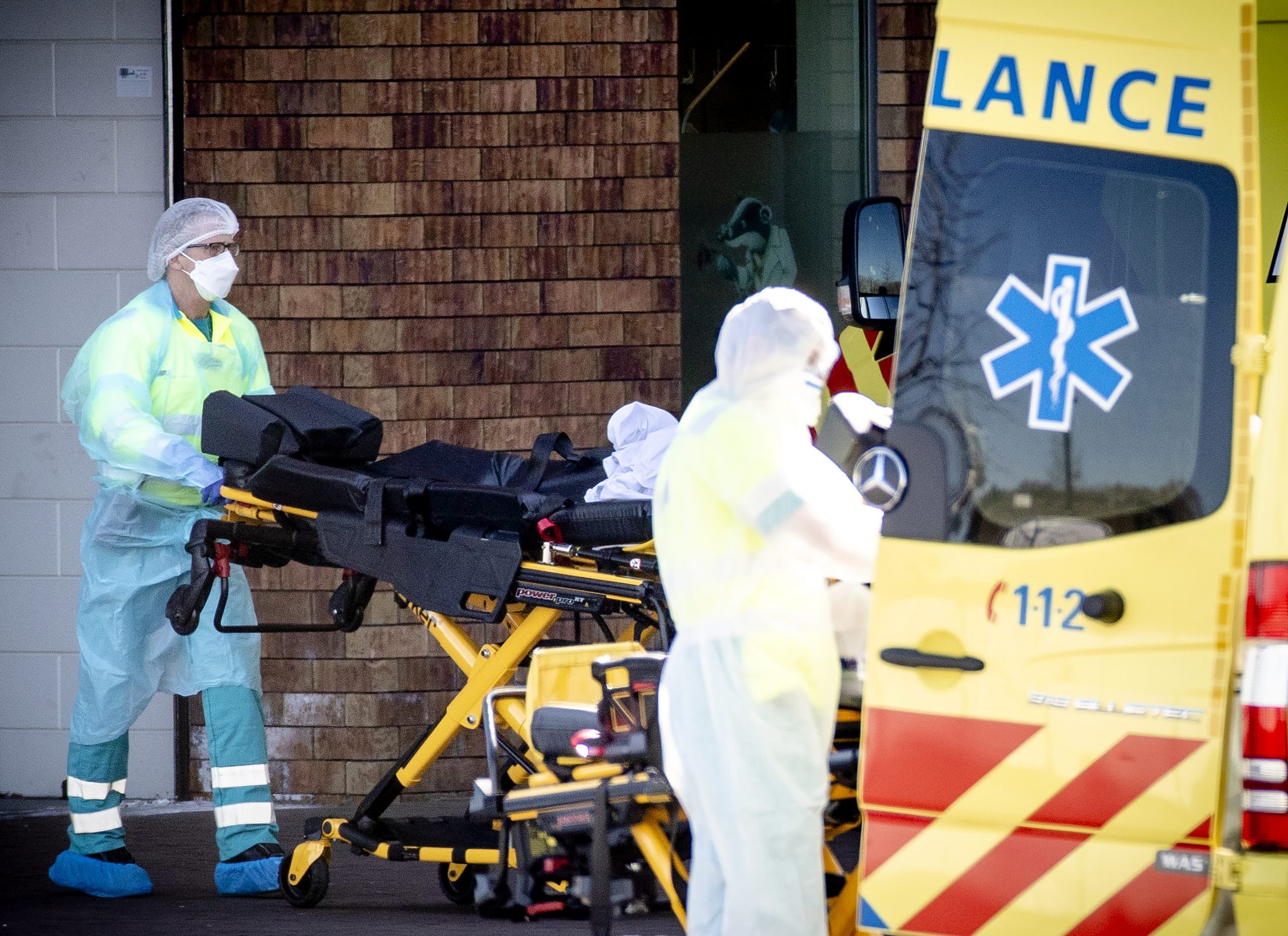 Een ambulance wordt gereinigd na het vervoeren van een coronapatiënt naar het Bernhoven ziekenhuis. In het ziekenhuis liggen veel patiënten met het coronavirus.