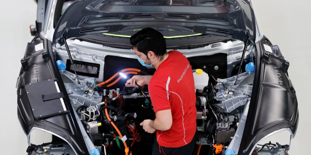 Productie van de Porsche Taycan in een fabriek in Stuttgart.