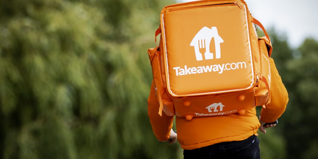 Een maaltijdbezorger van Takeaway.com op de fiets.