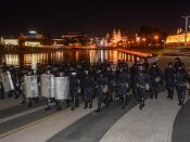Politieagenten in de Wit-Russische hoofdstad Minsk na het sluiten van de stembussen op 9 augustus 2020.