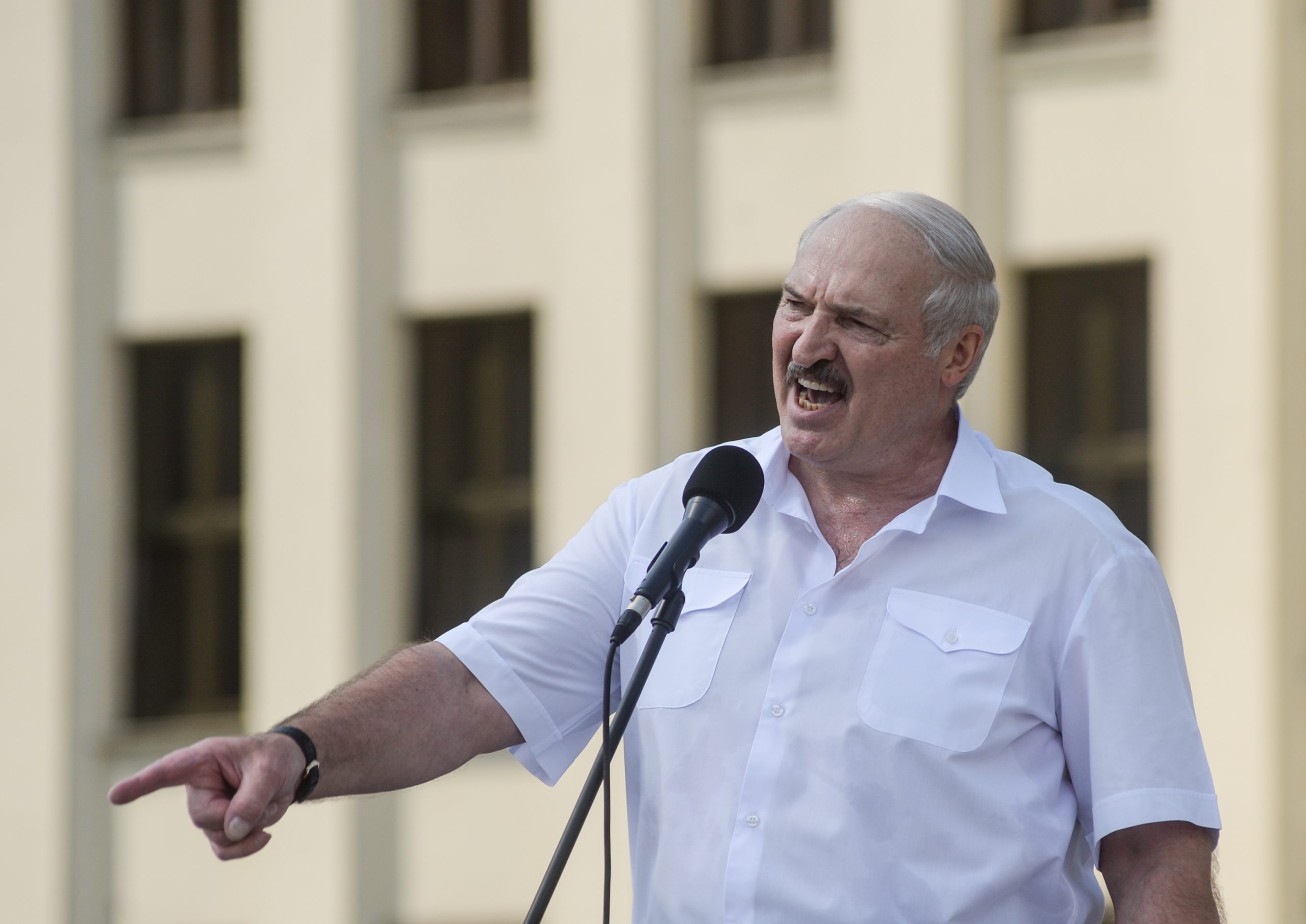 De Wit-Russische dictator Alexandr Loekasjenko spreekt zijn sterk geslonken aanhang toe tijdens een bijeenkomt in de hoofdstad Minsk op 16 augustus 2020.