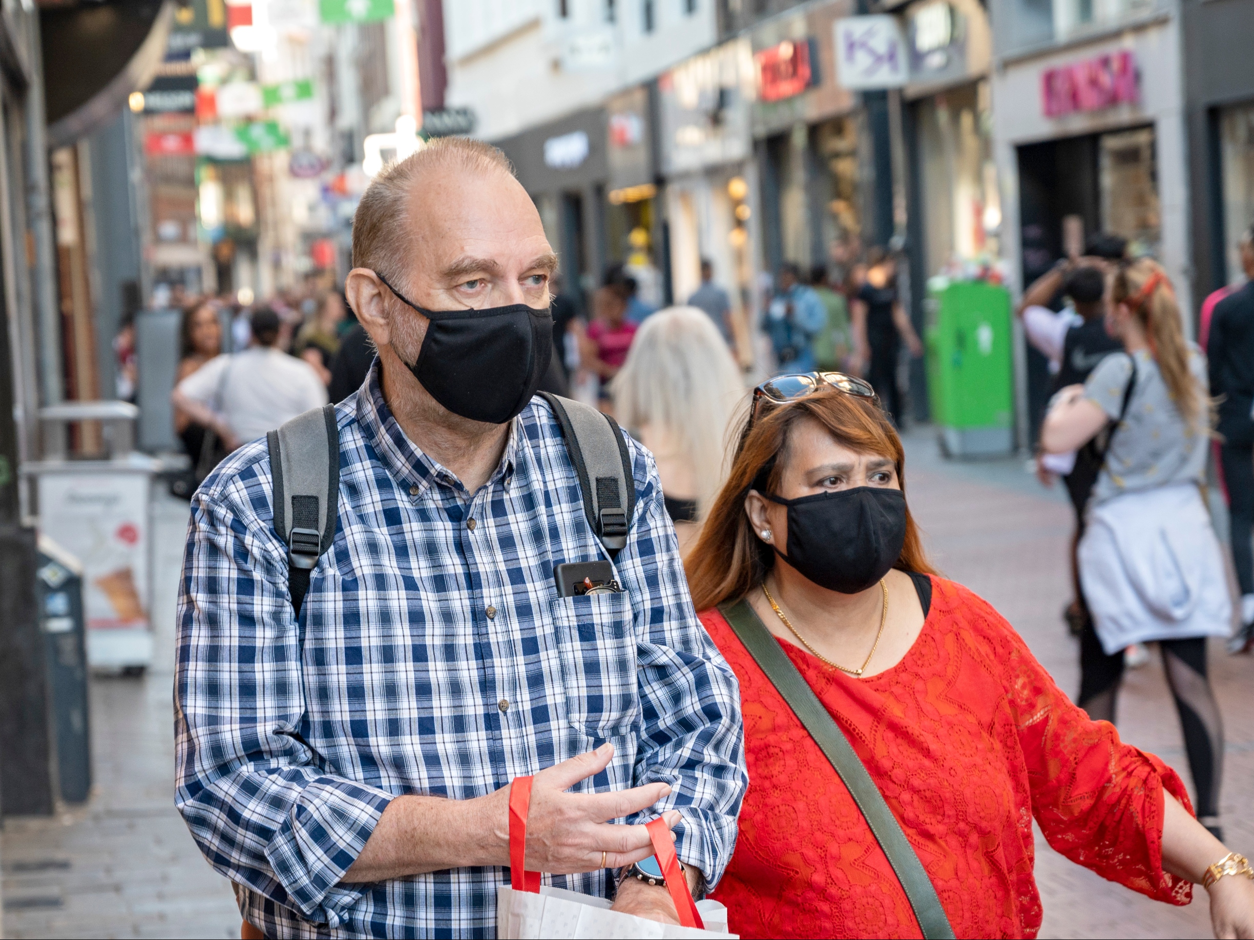 Het dragen van een mondkapje wordt verplicht op drukke plekken in Amsterdam.
