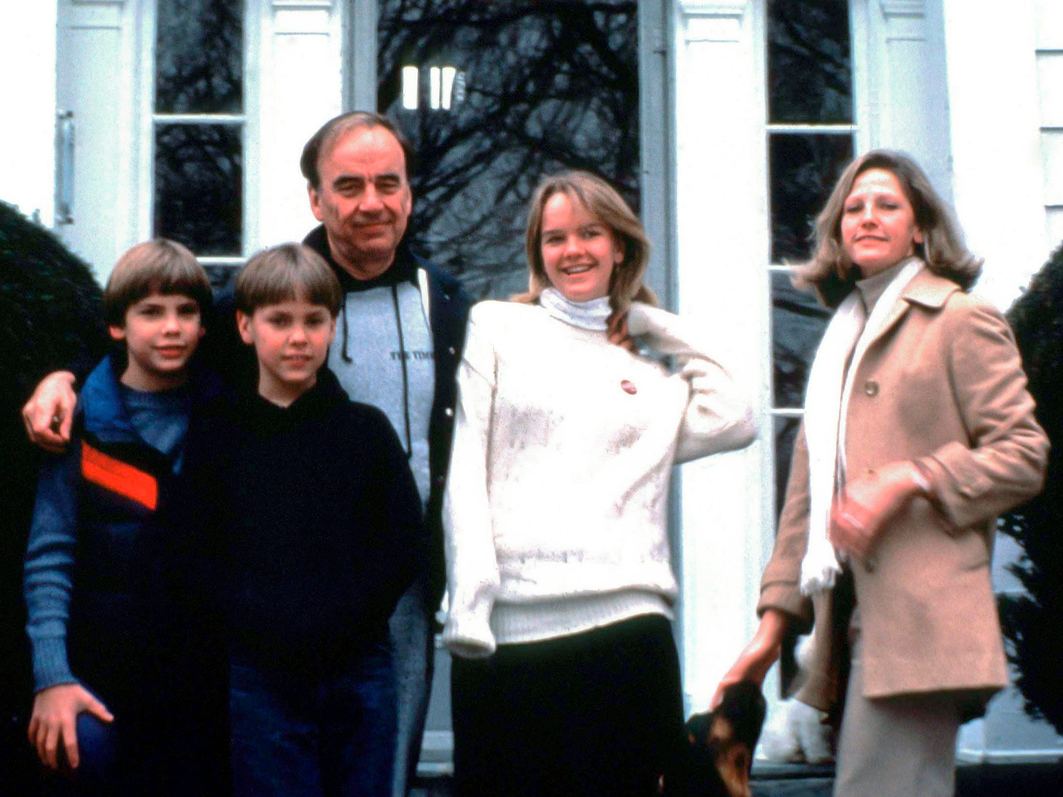 Rupert Murdoch met zijn kinderen Lachlan, James en Elisabeth, samen met zijn tweede vrouw Anna Murdoch, bij hun huis in New York City in 1989. Foto: Peter Carrette Archive/Getty Images