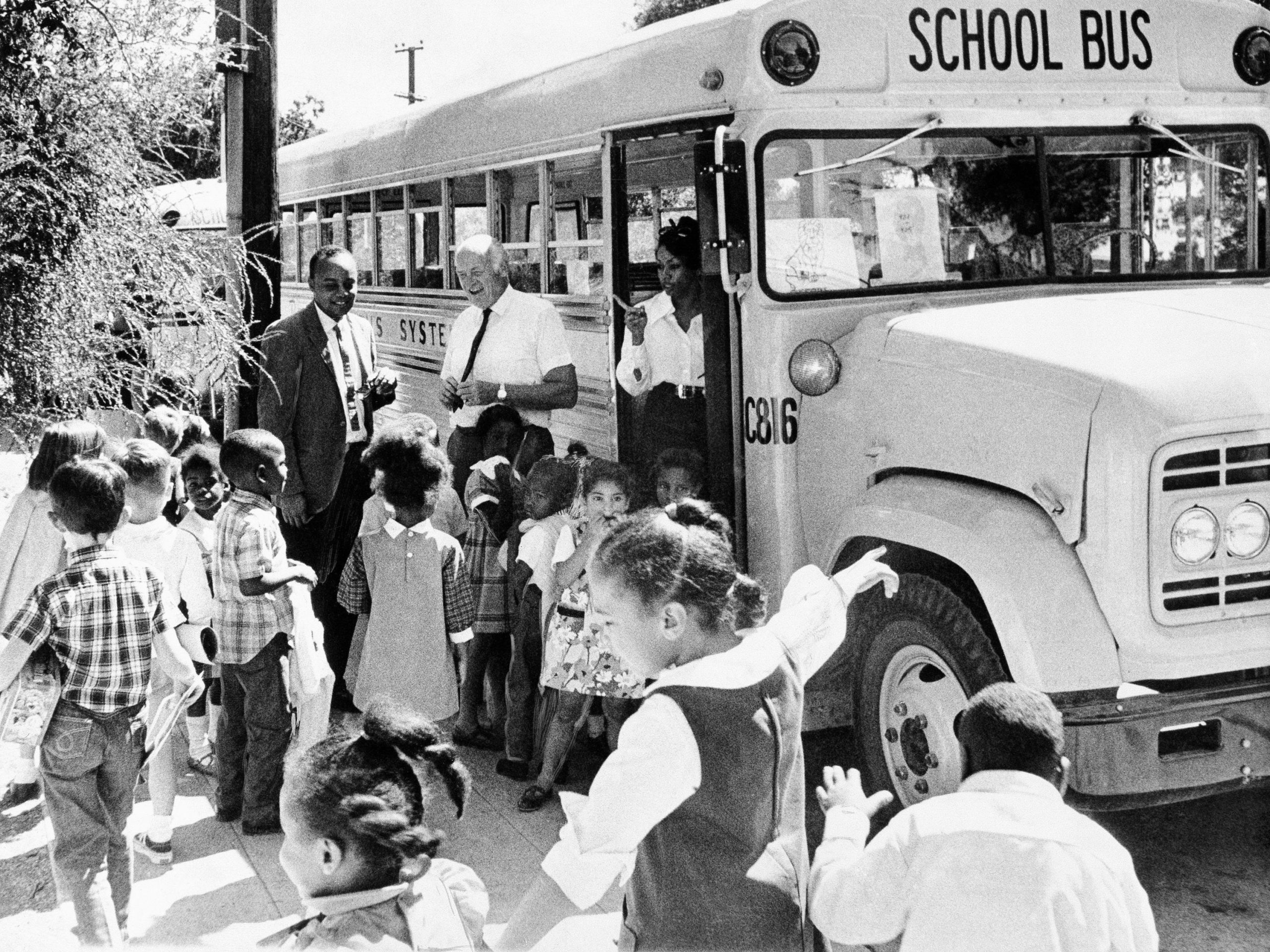 Kinderen bij een schoolbus in Berkeley op 24 februari 1970. Via het zogeheten 'busing' konden zwarte kinderen naar school in blanke wijken. Foto: AP Photo/RWK