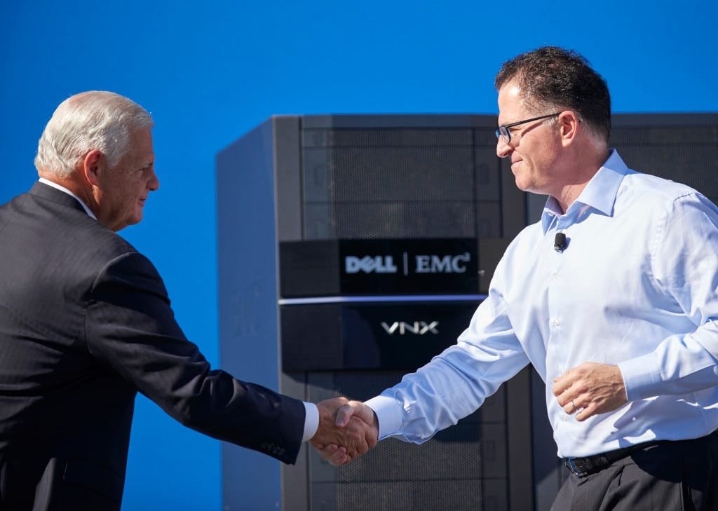 Foto: EMC-topman Joe Tucci (links) schudt de hand van Dell-oprichter en CEO Michael Dell. Bron: Dell