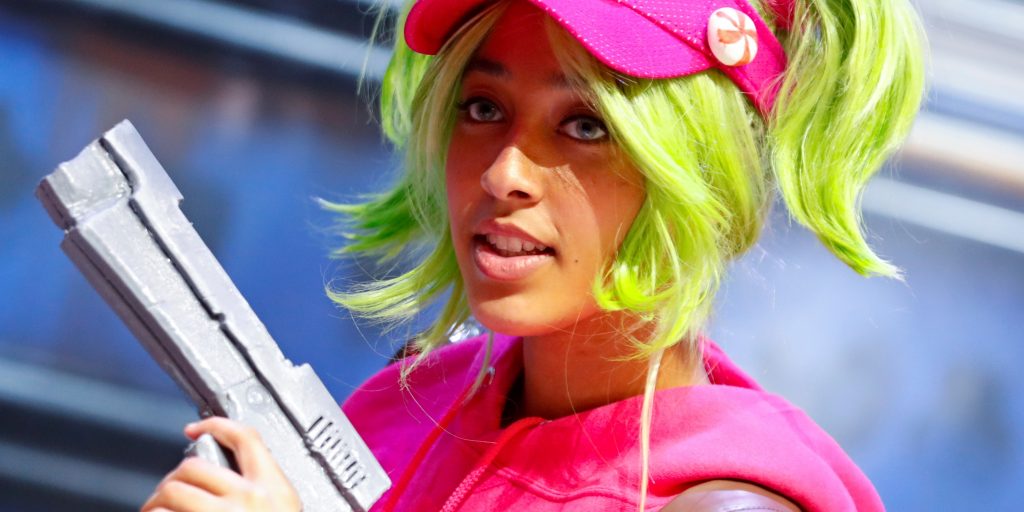 Een bezoeker van gamebeurs E3 is verkleed als een karakter uit Fortnite.