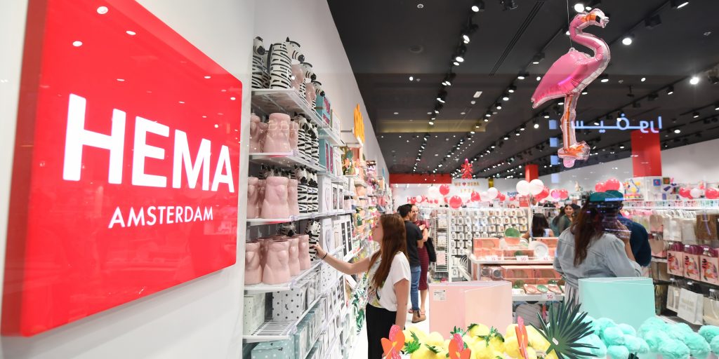 Klanten in de flagshipstore van HEMA in winkelcentrum IBN Battuta.