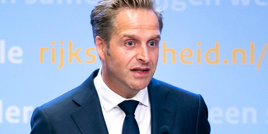 Minister Hugo de Jonge van Volksgezondheid, Welzijn en Sport tijdens een persconferentie over de huidige stand van zaken omtrent corona in Nederland.