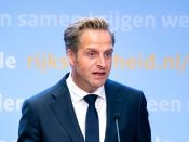 Minister Hugo de Jonge van Volksgezondheid, Welzijn en Sport tijdens een persconferentie over de huidige stand van zaken omtrent corona in Nederland.