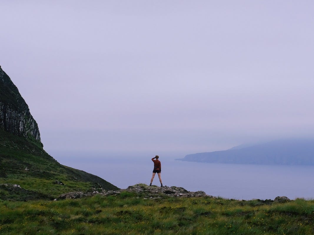 Een wandelaar kijkt naar het Isle of Rum. Foto: Matthew Payne/Getty Images