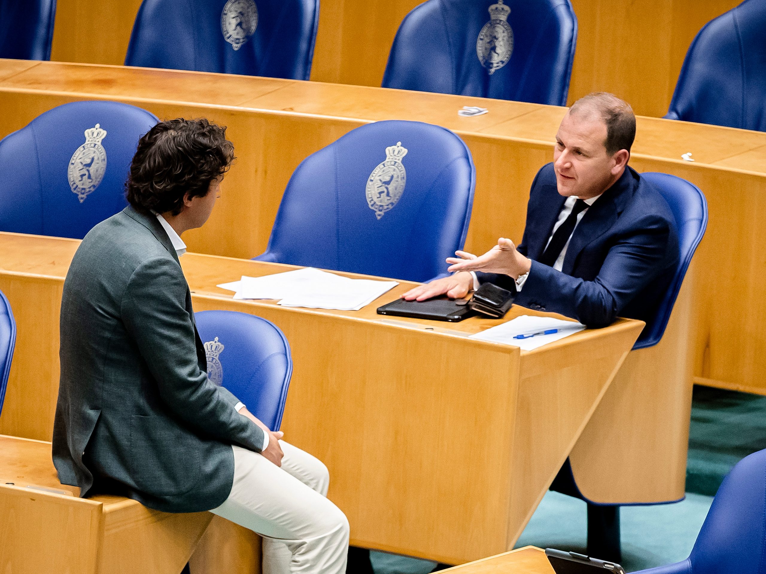 Jesse Klaver (GroenLinks) en Lodewijk Asscher (PvdA) tijdens een schorsing van een plenair debat over de ontwikkelingen rondom het coronavirus.