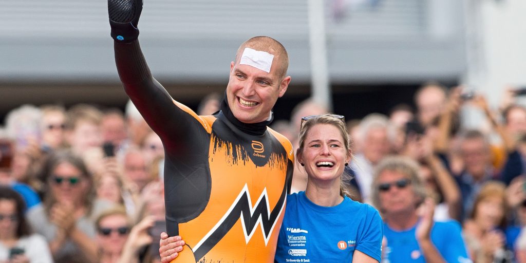 Maarten van der Weijden met zijn vrouw Daisy voor de start van zijn tweede poging om de Elfstedentocht te zwemmen.